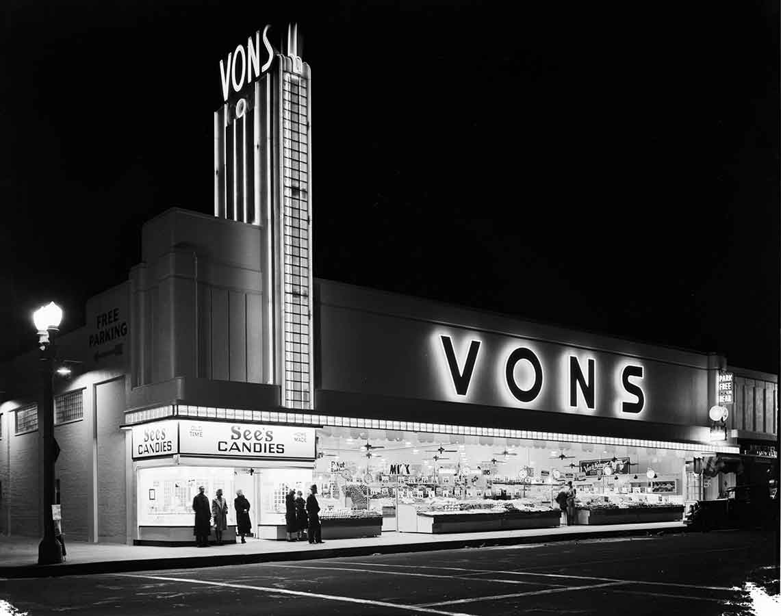 Exterior of Vons Market at Night, 1940 Bill Beebe Collection (3.2.6109)
