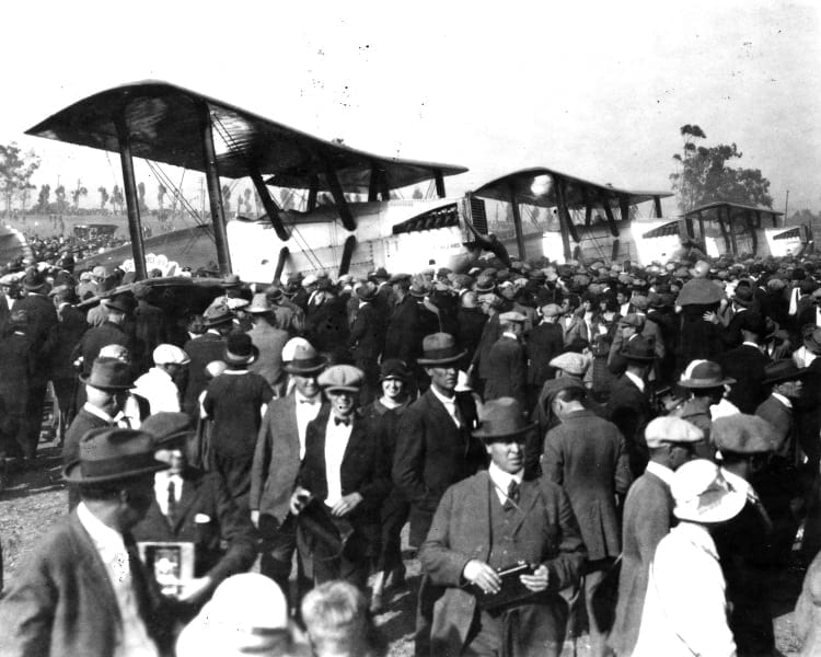 Crowd at Clover Field greet the returning World Cruisers following their successful Round the World Flight (09/23/1924)Outlook Collection (1998.1.1205)