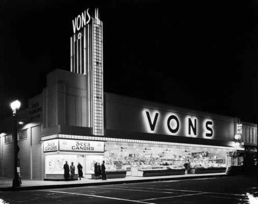 Front entrance to Vons and See's Candies
